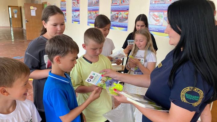 Общественники и полицейские Елабуги провели игру-викторину «Я знаю ПДД»