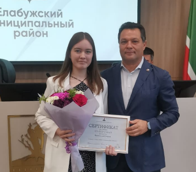 Рустем Нуриев наградил стобалльников Елабуги и их учителей