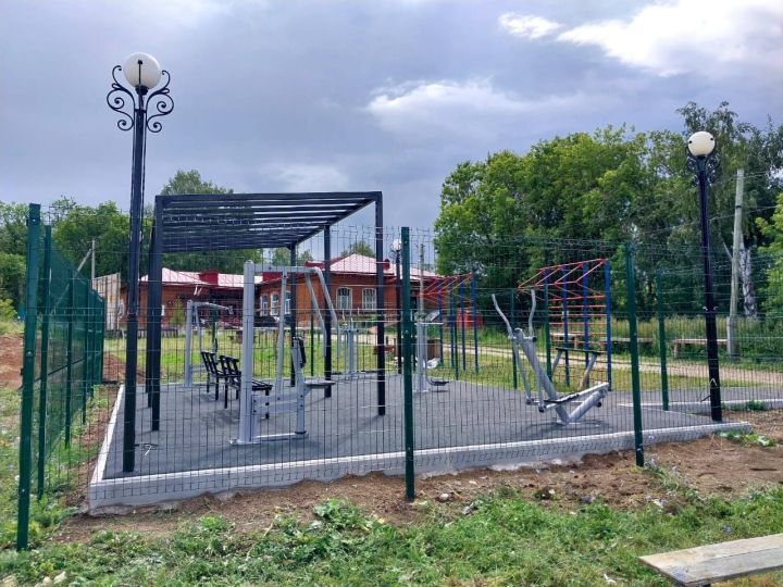 В Елабужском районе в селах Альметьево и Большая Качка обновляют места отдыха