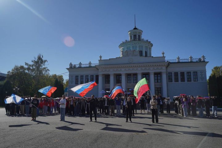 В Татарстане прошел флешмоб в честь Дня воссоединения новых регионов с Россией
