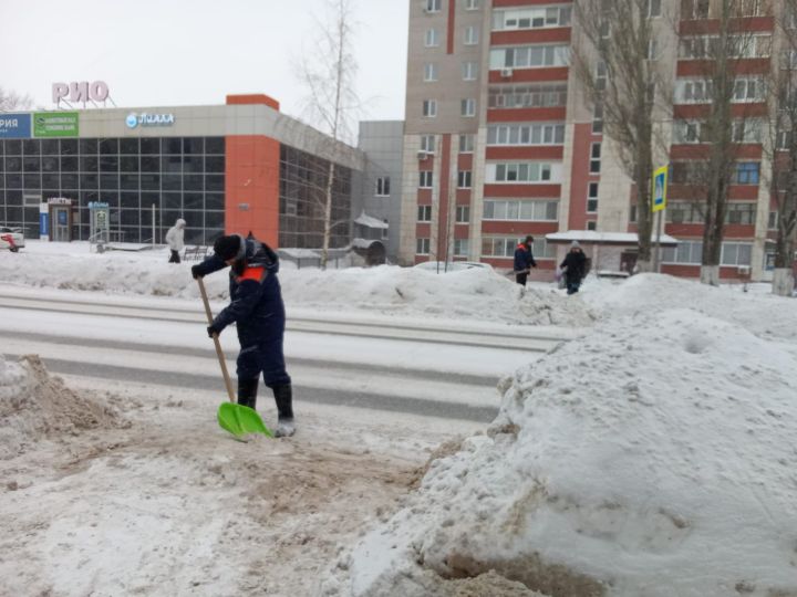 Работа по очистке Елабуги от снега идет круглосуточно