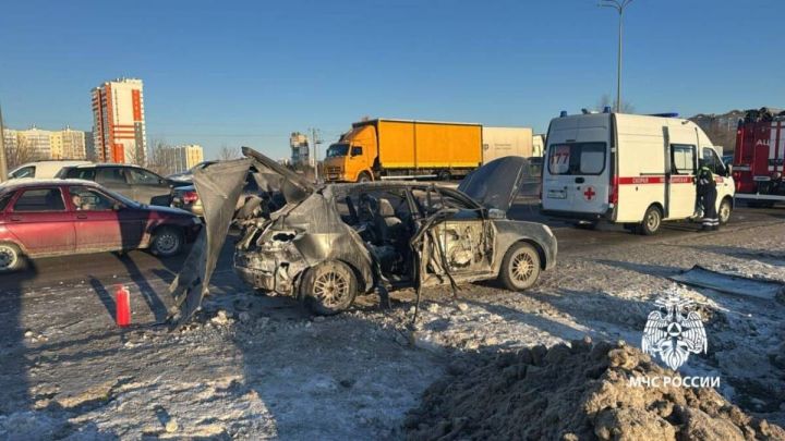 В Челнах иномарка загорелась прямо во время движения
