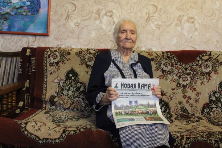 Елена Мерзон подарила подписку на «Новую Каму» 106-летней елабужанке