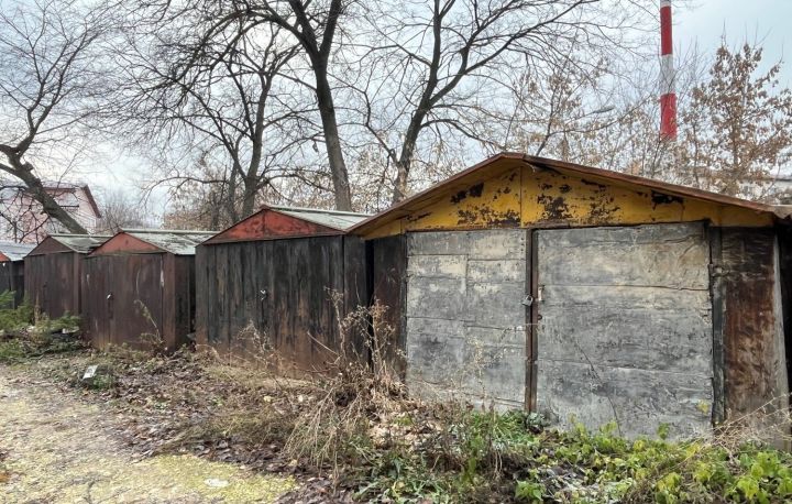 В Елабуге владельцев незаконных гаражей на Городищенской обяжут устранить нарушения