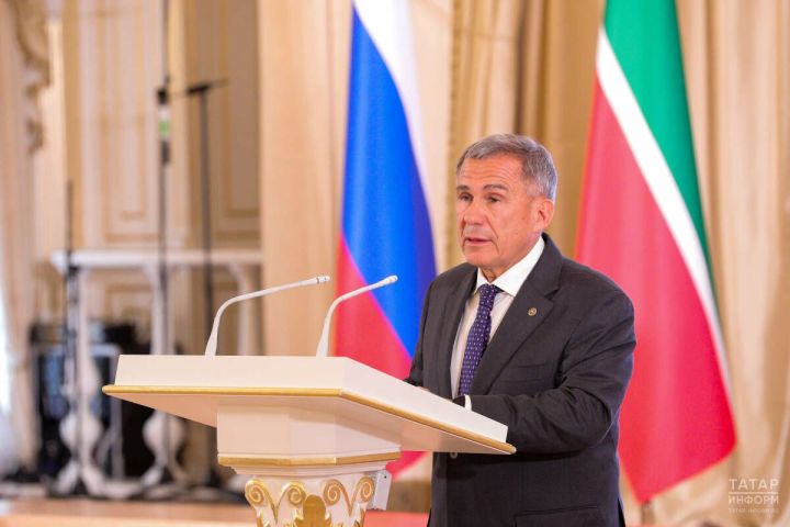 Рустам Минниханов поздравил жителей республики с Днем защитника Отечества