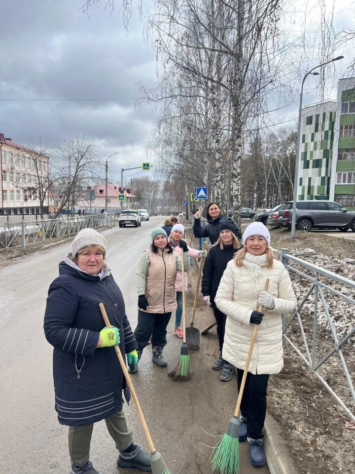 В Елабуге более 500 человек вышли на субботник