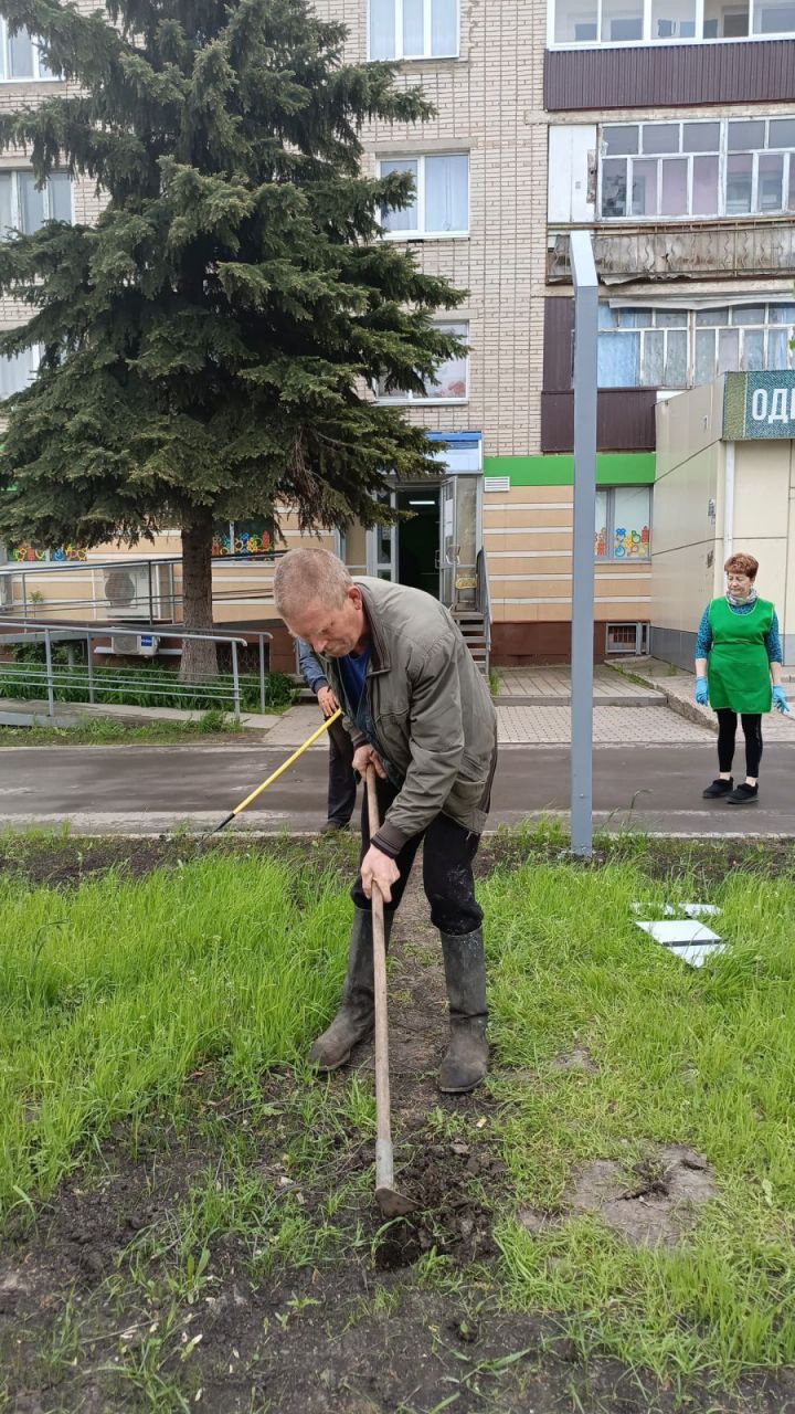 В Елабуге коммунальные службы восстанавливают повреждённые участки газонов