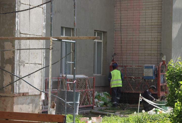 В Елабуге полным ходом идет капитальный ремонт многоквартирных домов