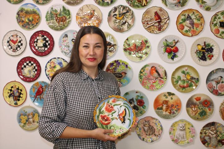 Не просто посуда: как семья из Елабуги собрала более 200 уникальных декоративных тарелок