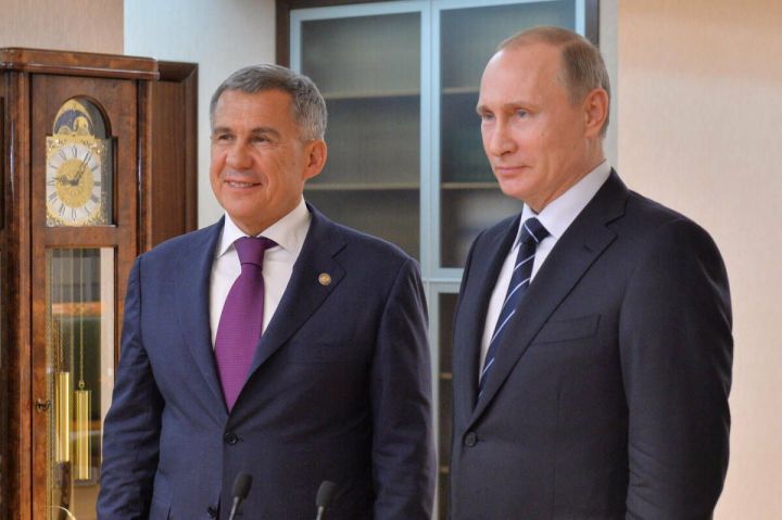 Минниханов поблагодарил Путина за поддержку языков народов России