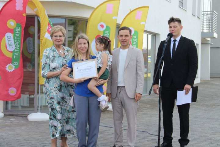 В Елабуге 17 семей получили сертификаты на новые долгожданные квартиры