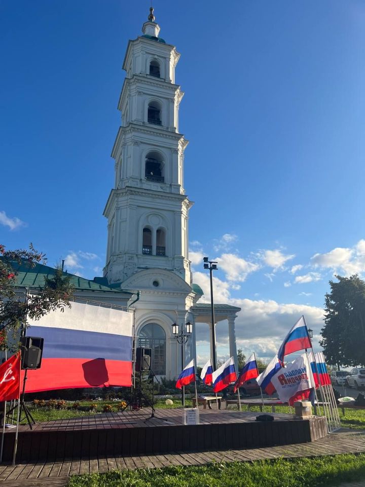 В Елабуге отпраздновали День Государственного флага Российской Федерации у Спасского собора