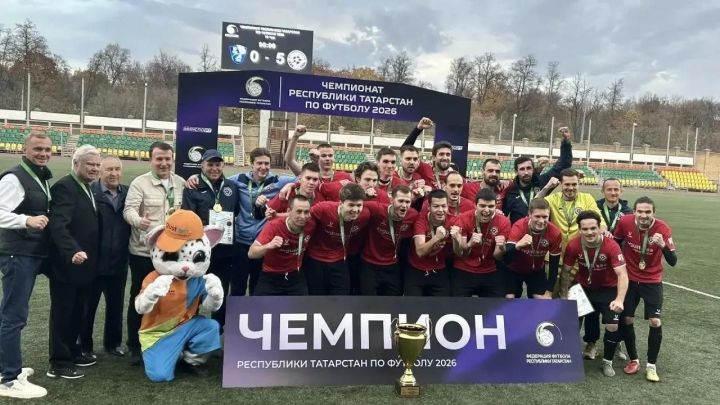 Рустем Нуриев поздравил елабужских футболистов с победой в Чемпионате РТ