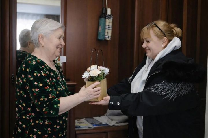 В Елабуге и сельских поселениях вручили букеты матерям погибших бойцов