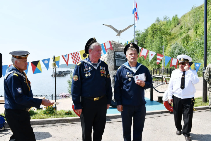 Тройной удар в рынду и макет подлодки: как Елабуга чествовала моряков