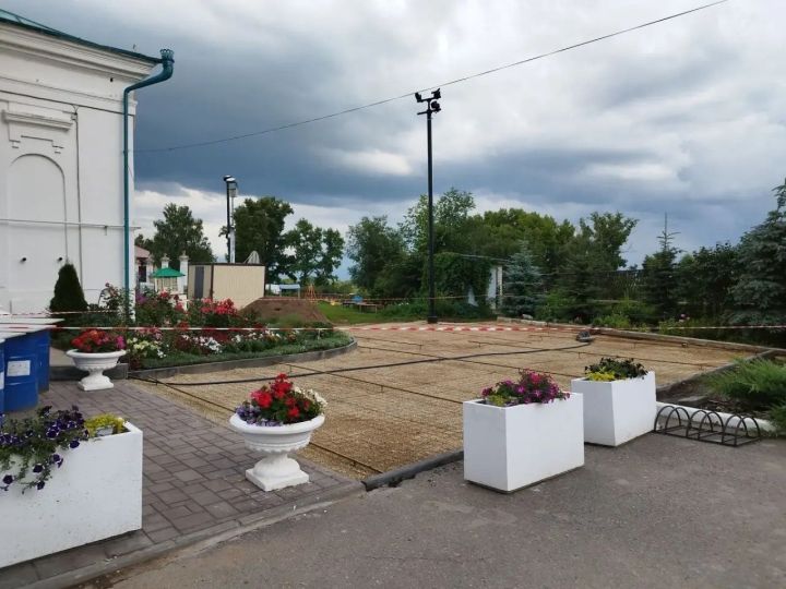 У Спасского собора в Елабуге благоустраивают площадку возле полевой кухни