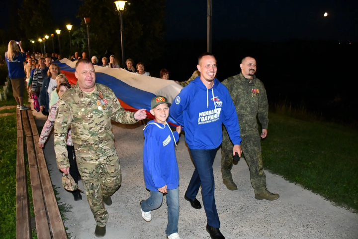 Елабужане пронесли 50-метровый триколор по Набережной