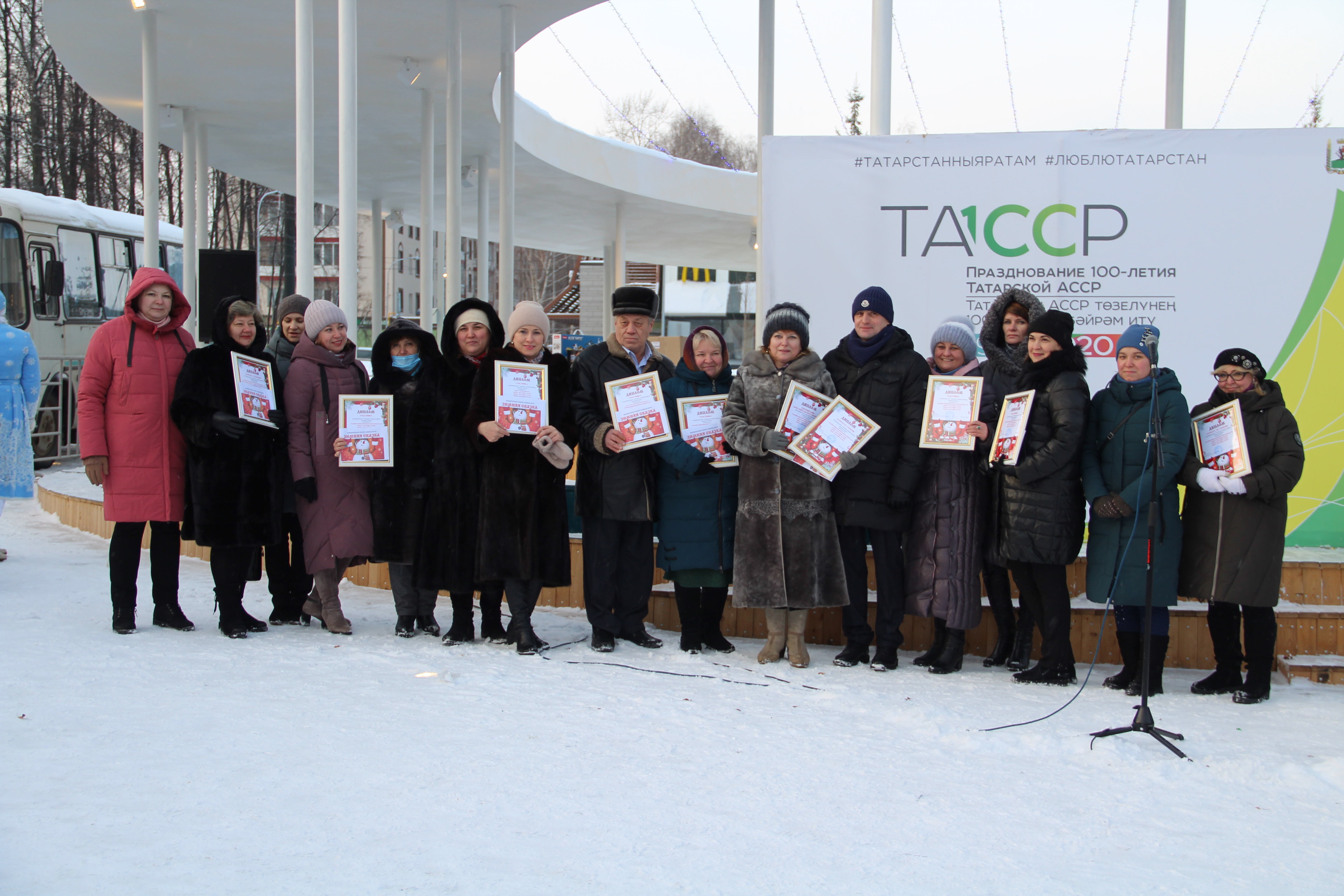 Новости елабуги вчера. Новости Елабуги. Новости дня Елабуги. Городская елка в Елабуге фото. Елка в Елабуге 2023 фото.