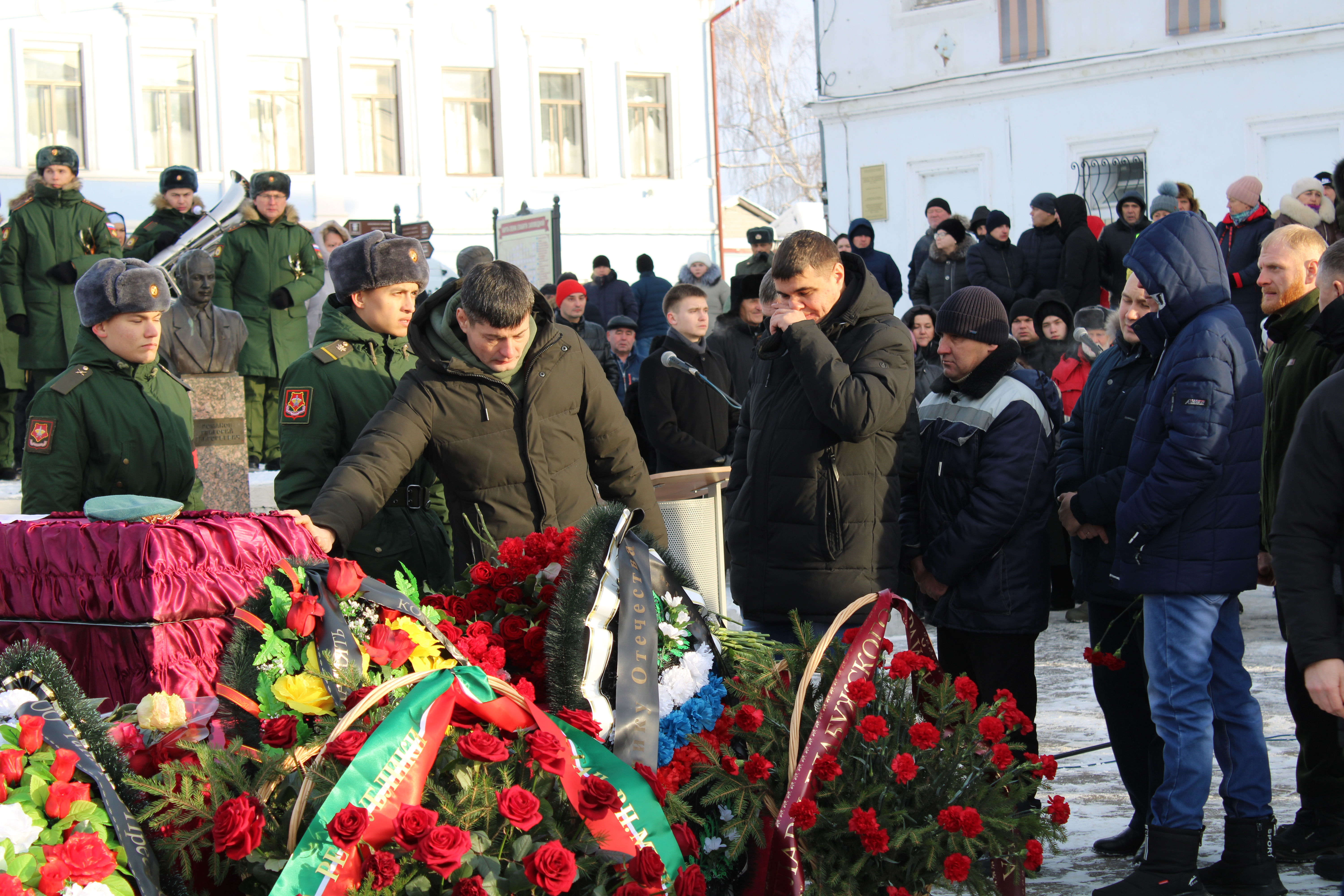 Спецоперация сегодня 22. В Сызрани простились с погибшим. Простились с погибшим в спецоперации Семикаракорск.