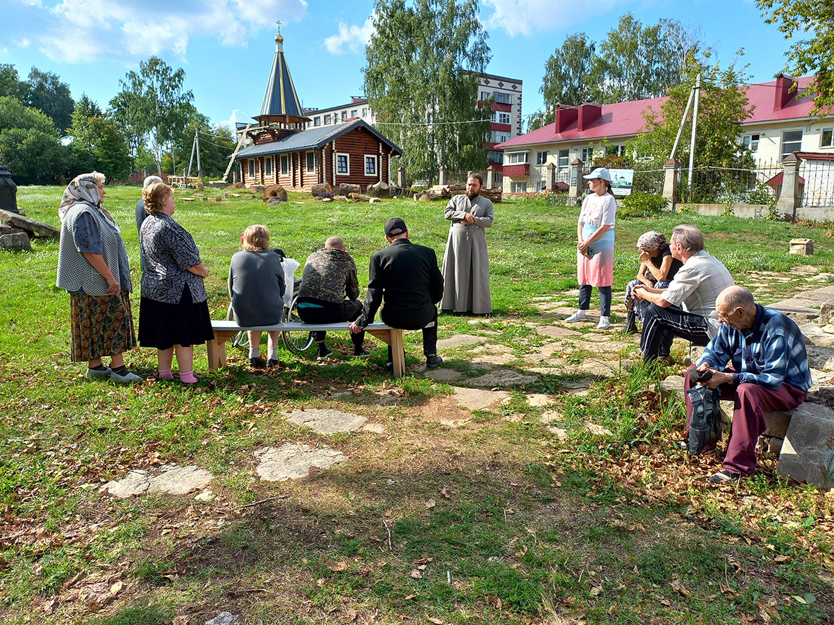 Настоятель прихода Святой Троицы провел экскурсию для проживающих  Елабужского дома-интерната для престарелых