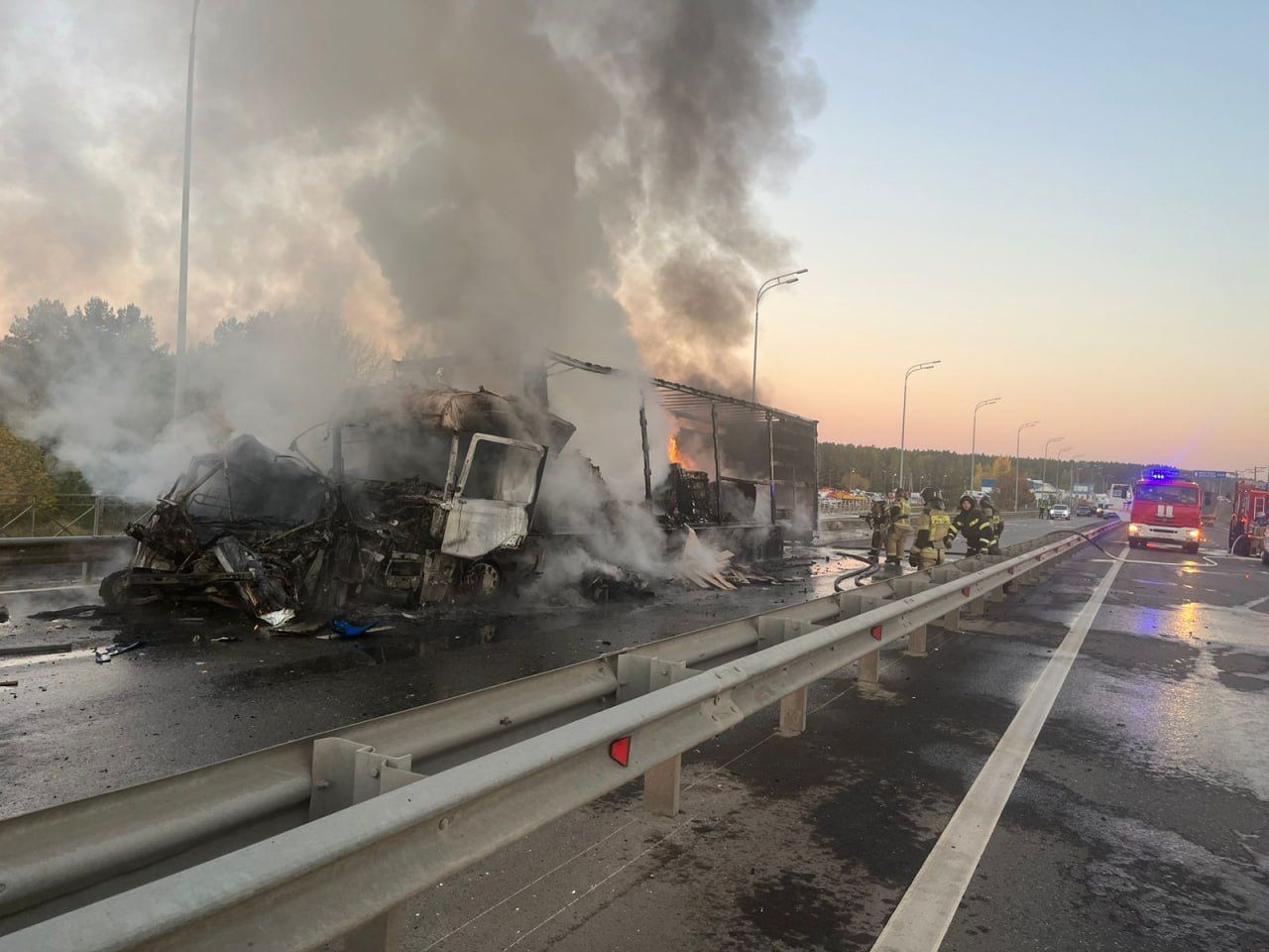 На мосту через Каму произошло сильное ДТП: сгорели два грузовика