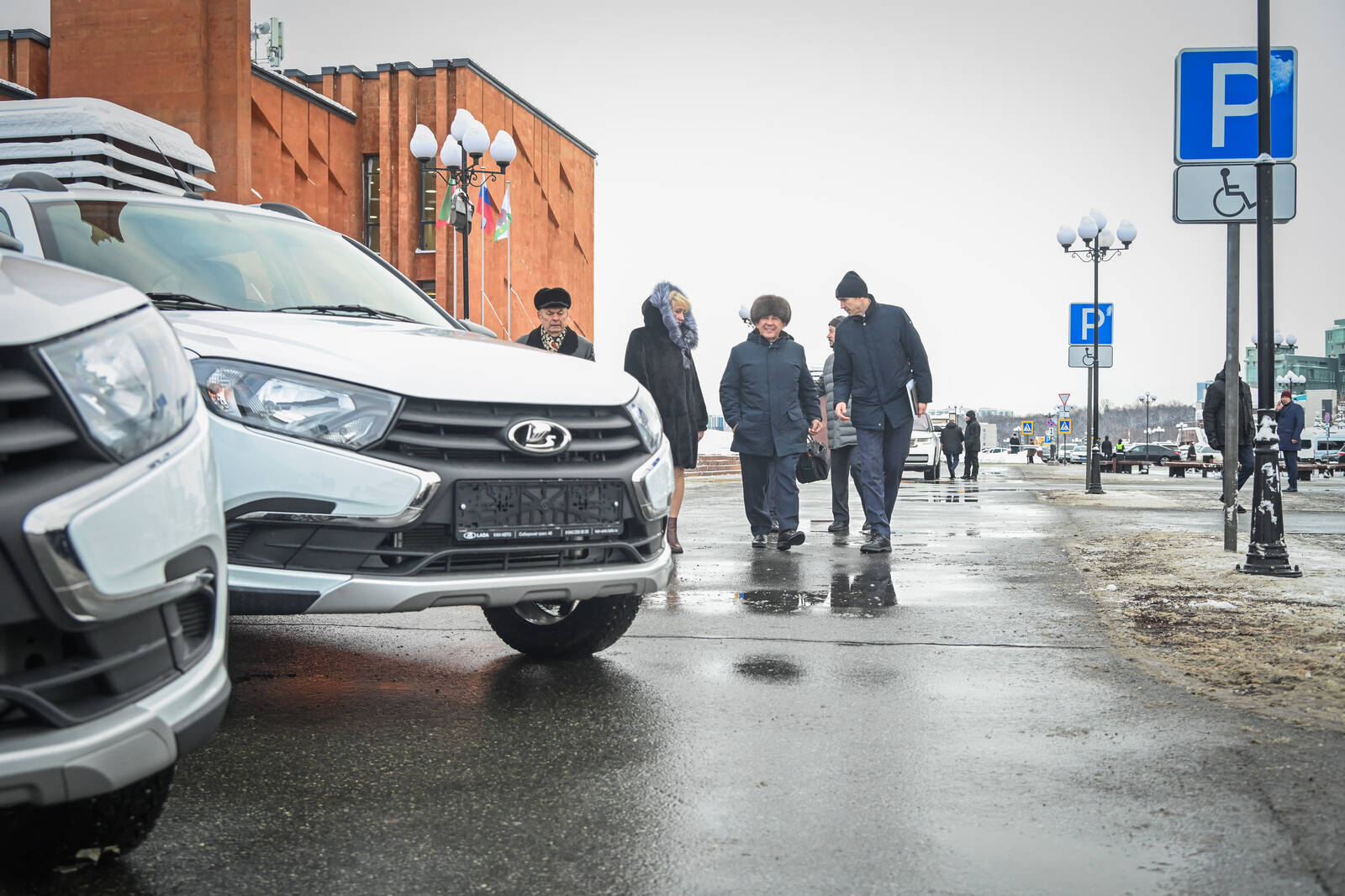 Раис РТ вручил Дворцу культуры Елабуги новый автомобиль