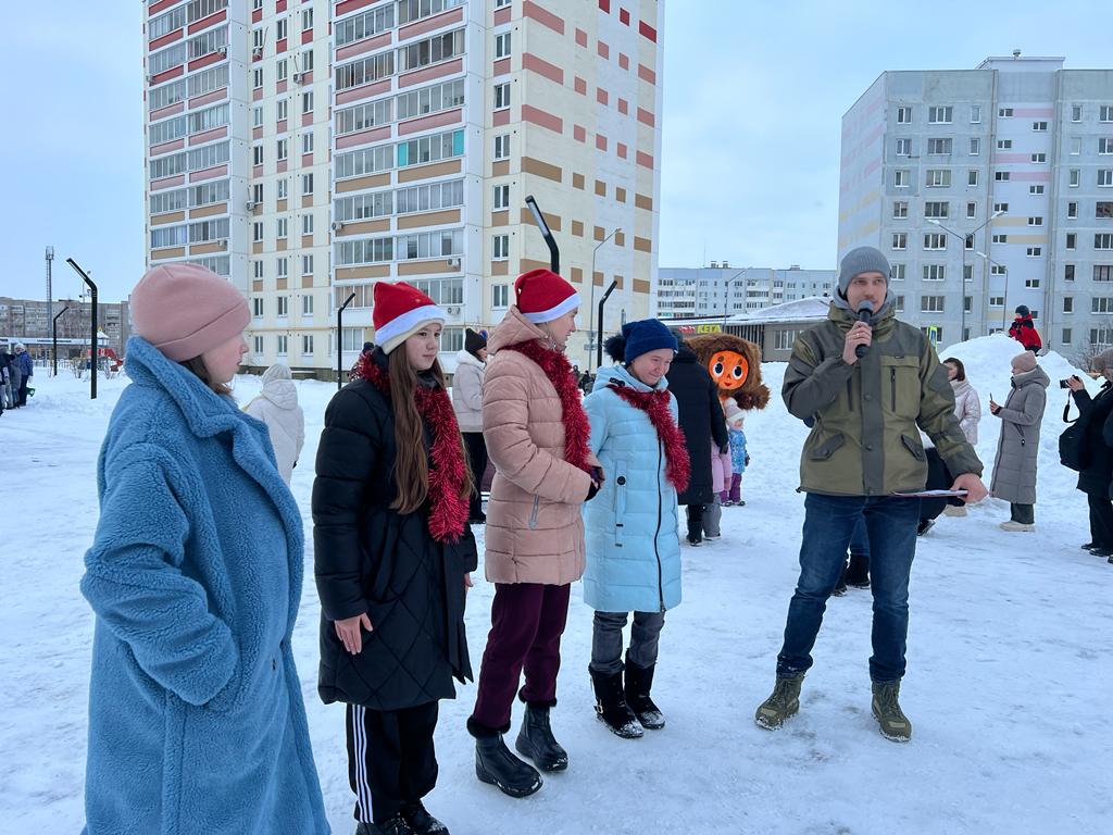 В Елабуге в сквере «Сад у дома» открыли елку