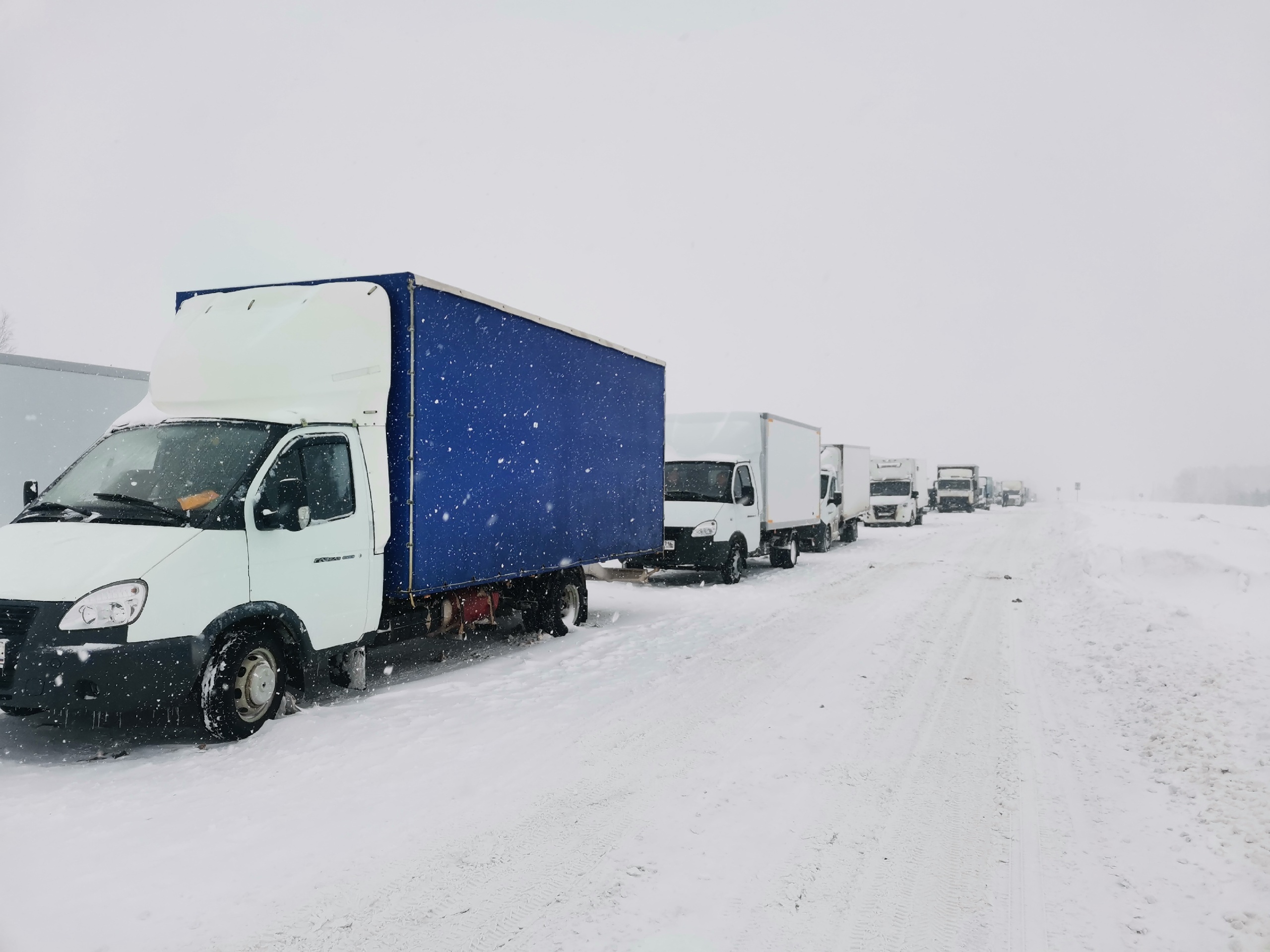 В Елабужском районе для водителей большегрузов, оказавшихся в снежном  плену, организовали пункты питания и обогрева