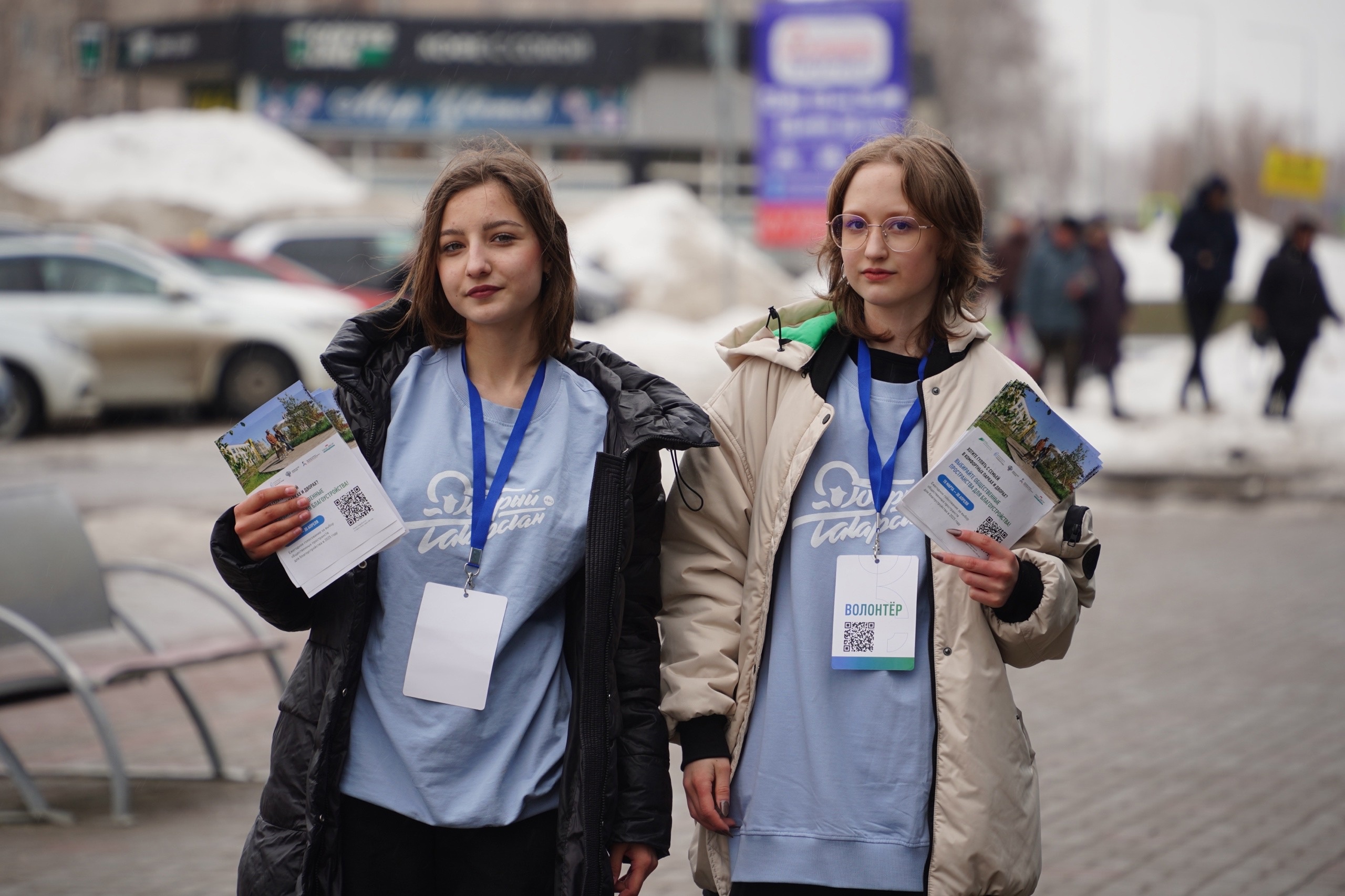 Волонтеры Елабуги помогают жителям города проголосовать за объекты благоустройства