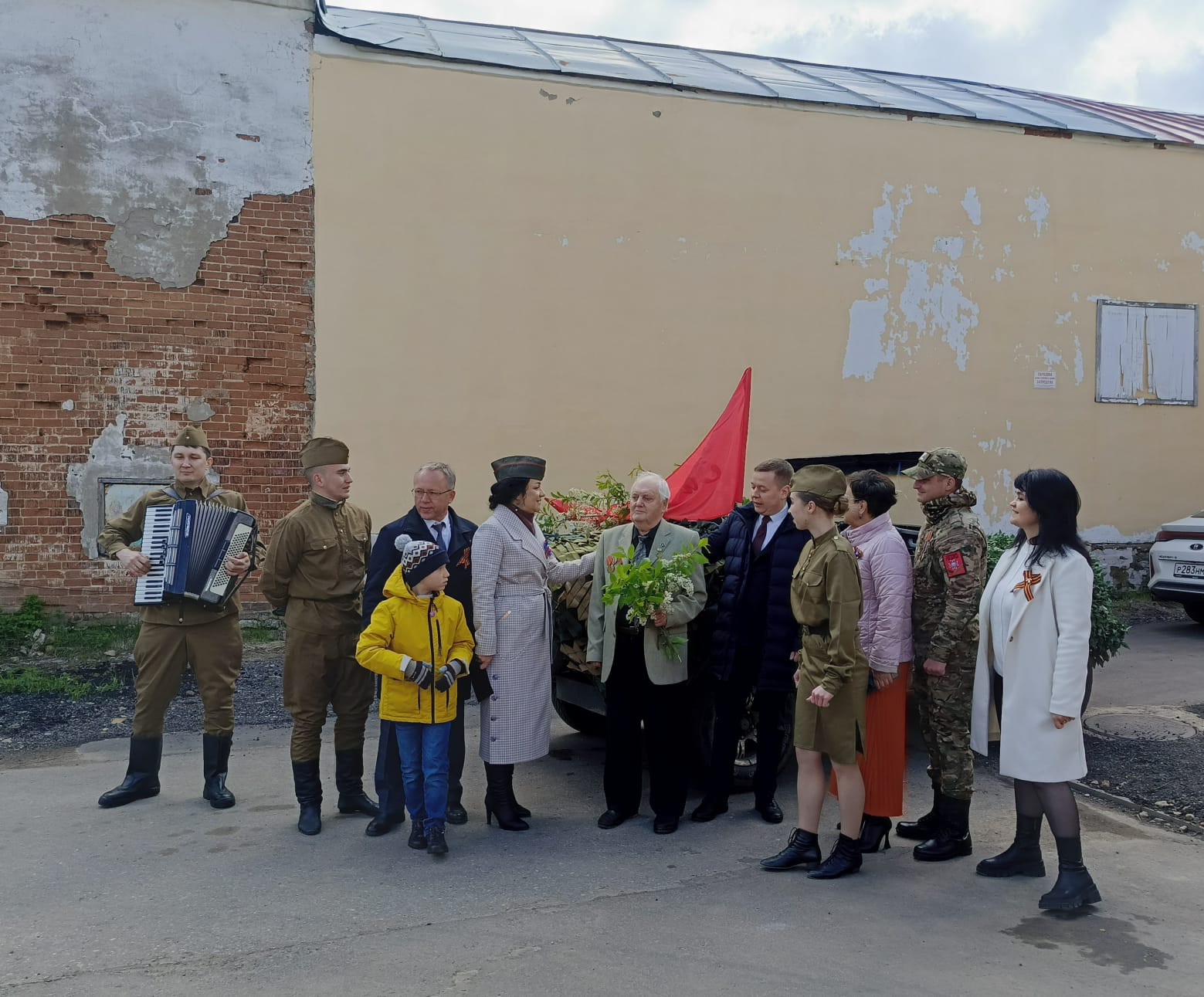 В Елабуге агитбригада поздравила ветеранов с Днем Победы