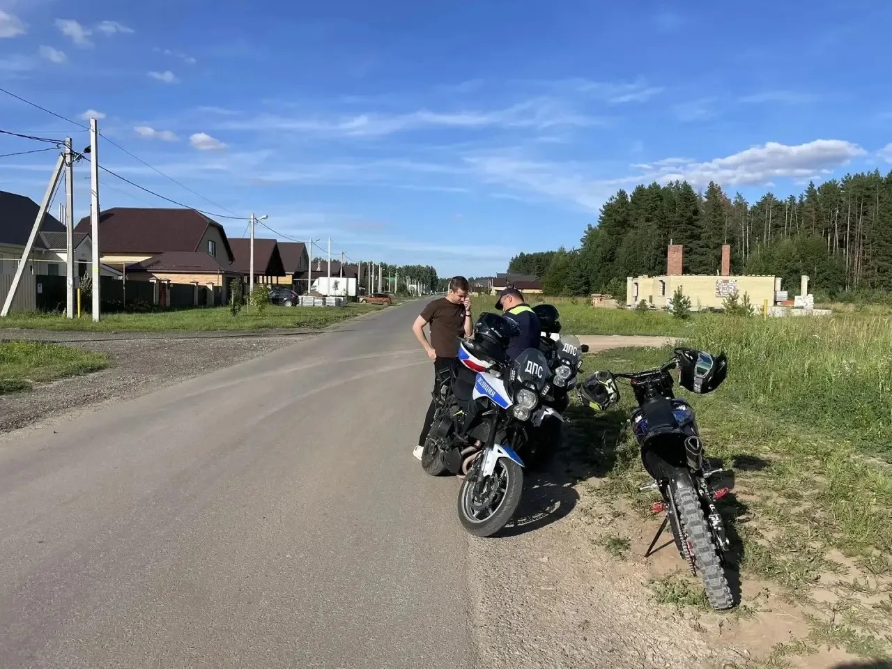 Дәүләт автоинспекциясе хезмәткәрләре Алабугада мотоциклчыны тикшерә