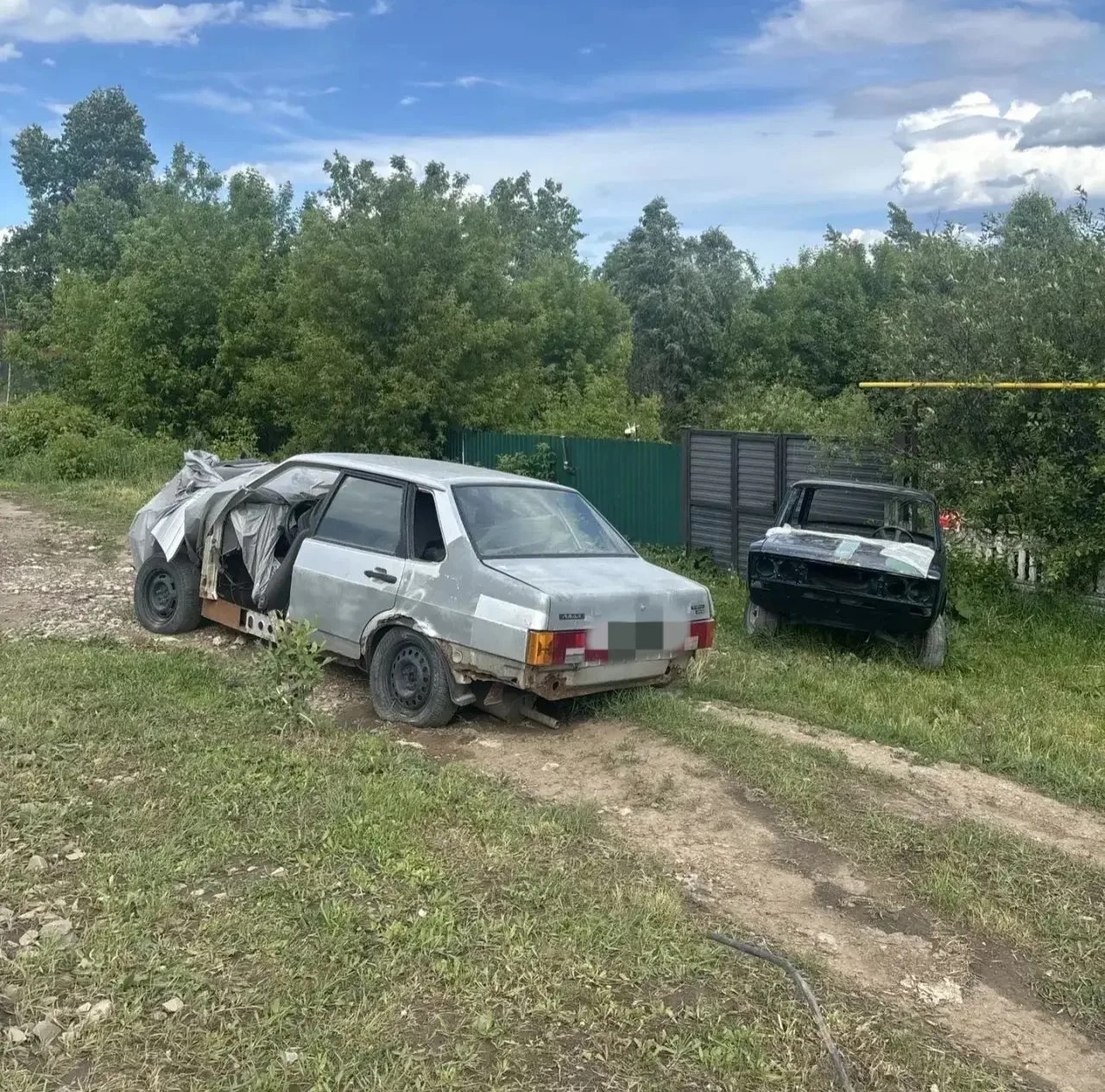 Алабугада хуҗасызлык билгеләре булган автомобиль