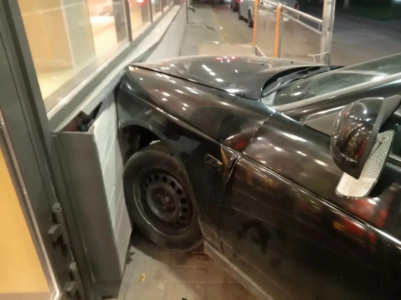 автомобиль после ДТП у кафе в Елабуге