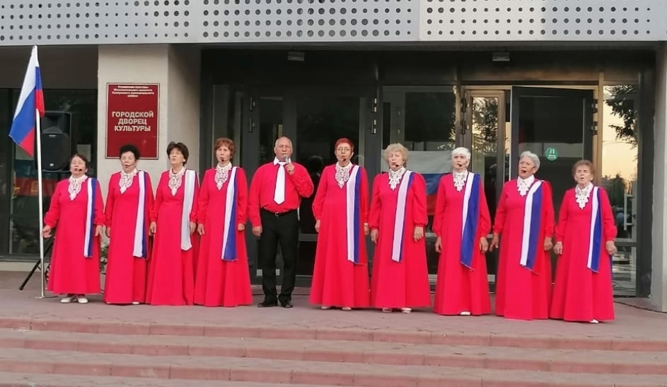 Красная гвоздика ансамбле