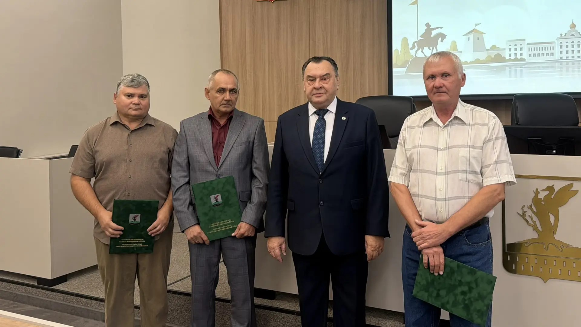 Алабугада пассажир транспорты йөртүчеләрне бүләкләү