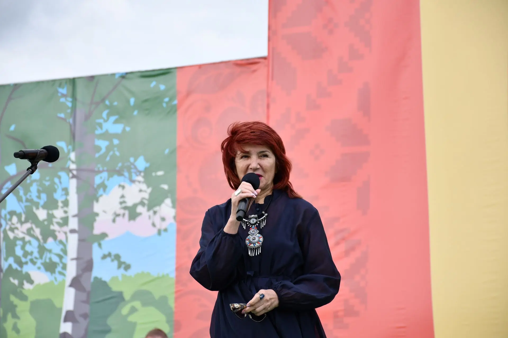 Зульфия Сунгатуллина поздравляет участников фестиваля