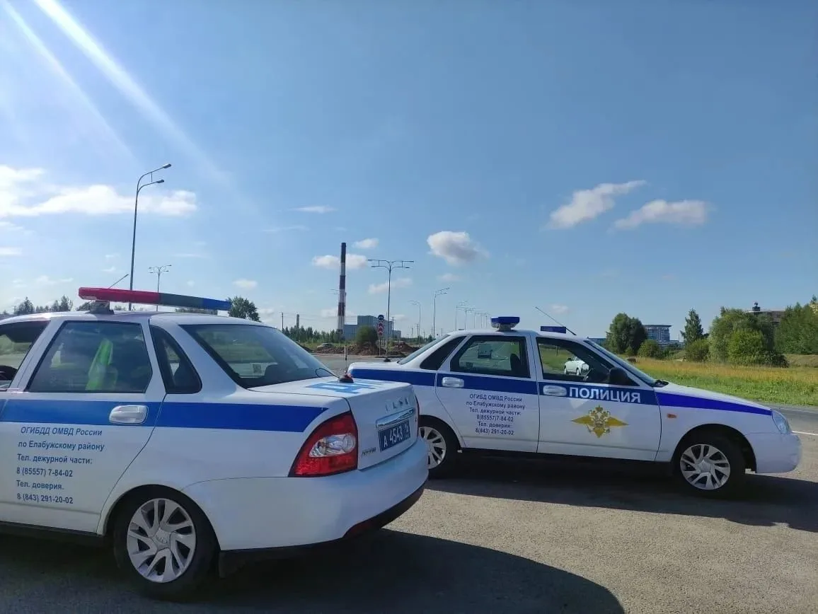 отрудники Госавтоинспекции проводят проверку автомобилей на дороге