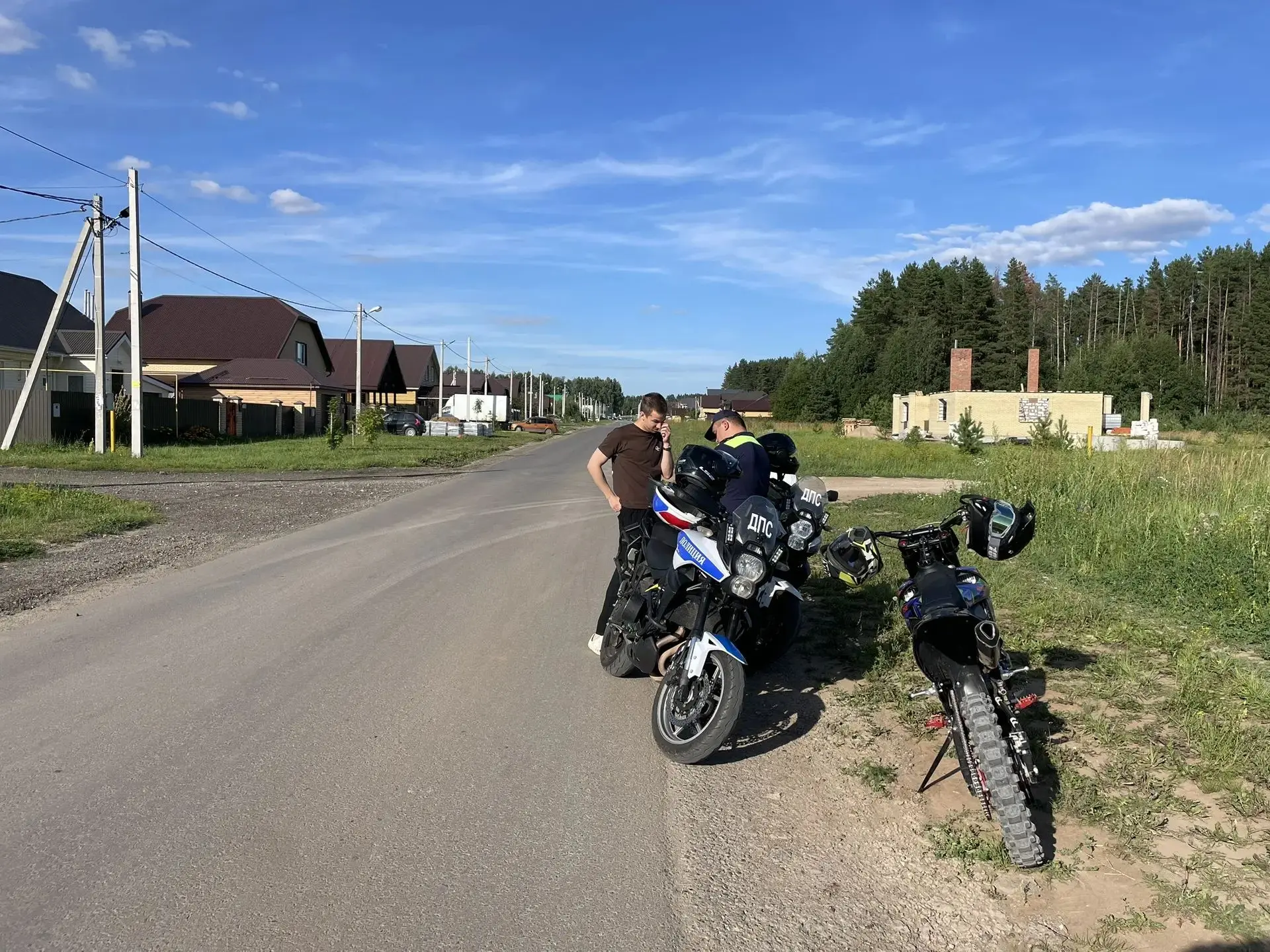 Сотрудники Госавтоинспекции проверяют мотоциклиста в Елабуге