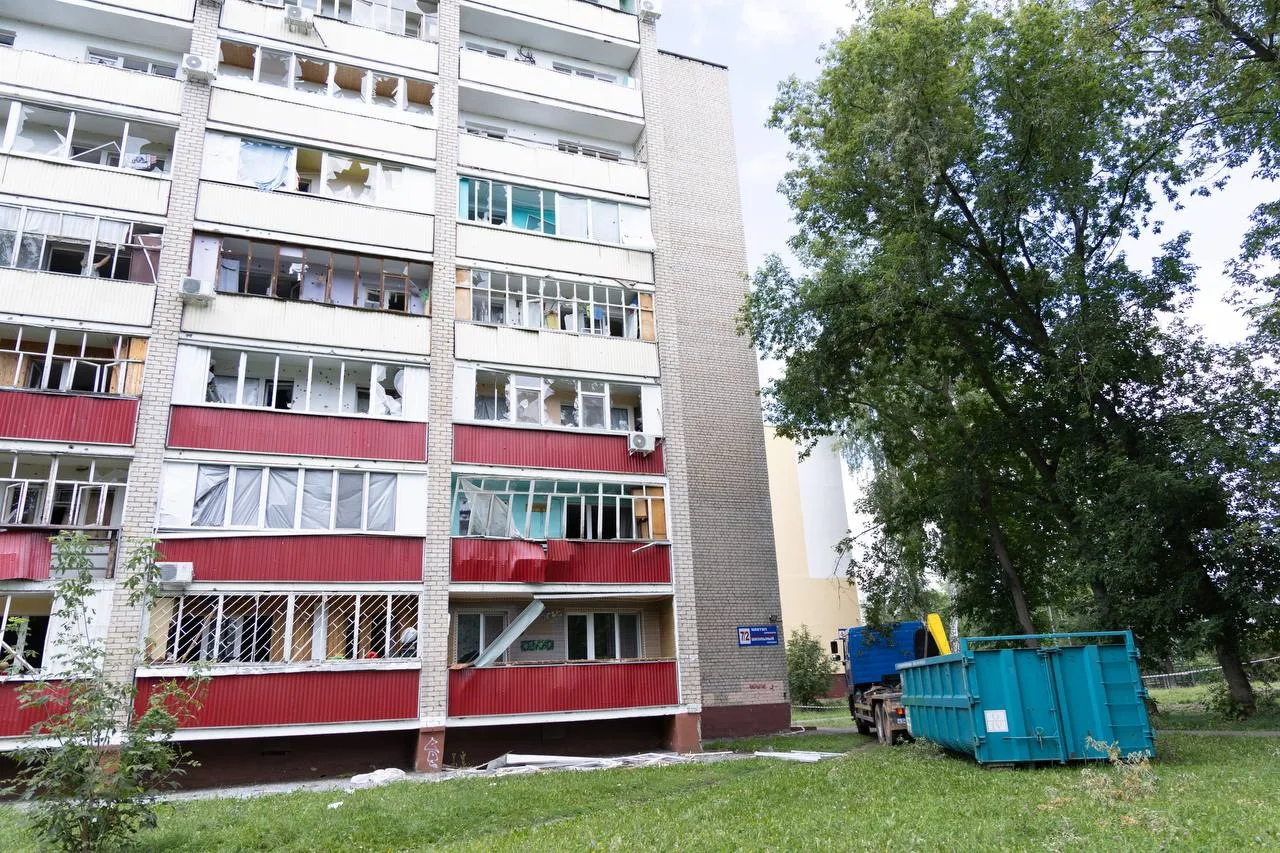 Восстановительные работы после атаки БПЛА в Нижнекамске