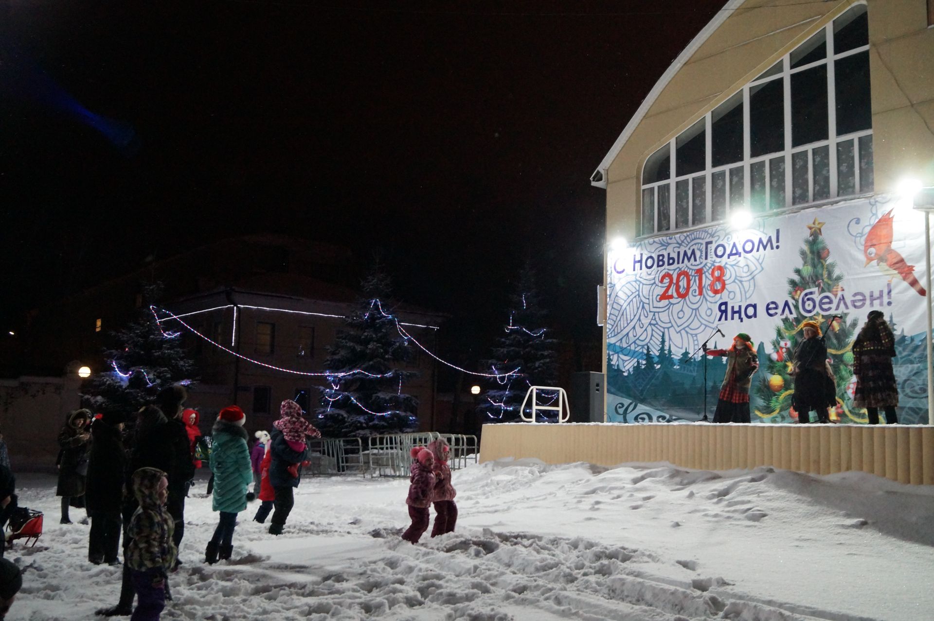 В Елабуге новогодние гуляния  завершились программой "Один раз в год"