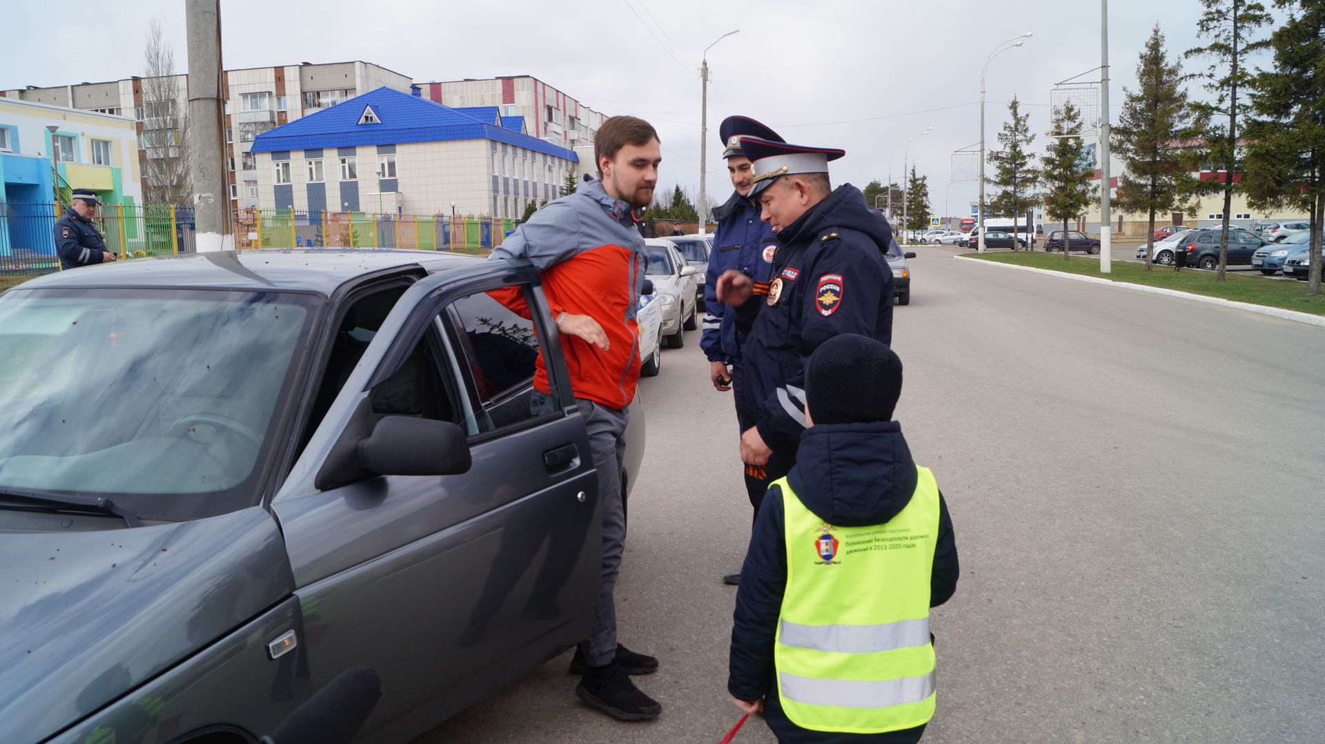 Елабужские водители получили георгиевские ленточки от юных инспекторов движения