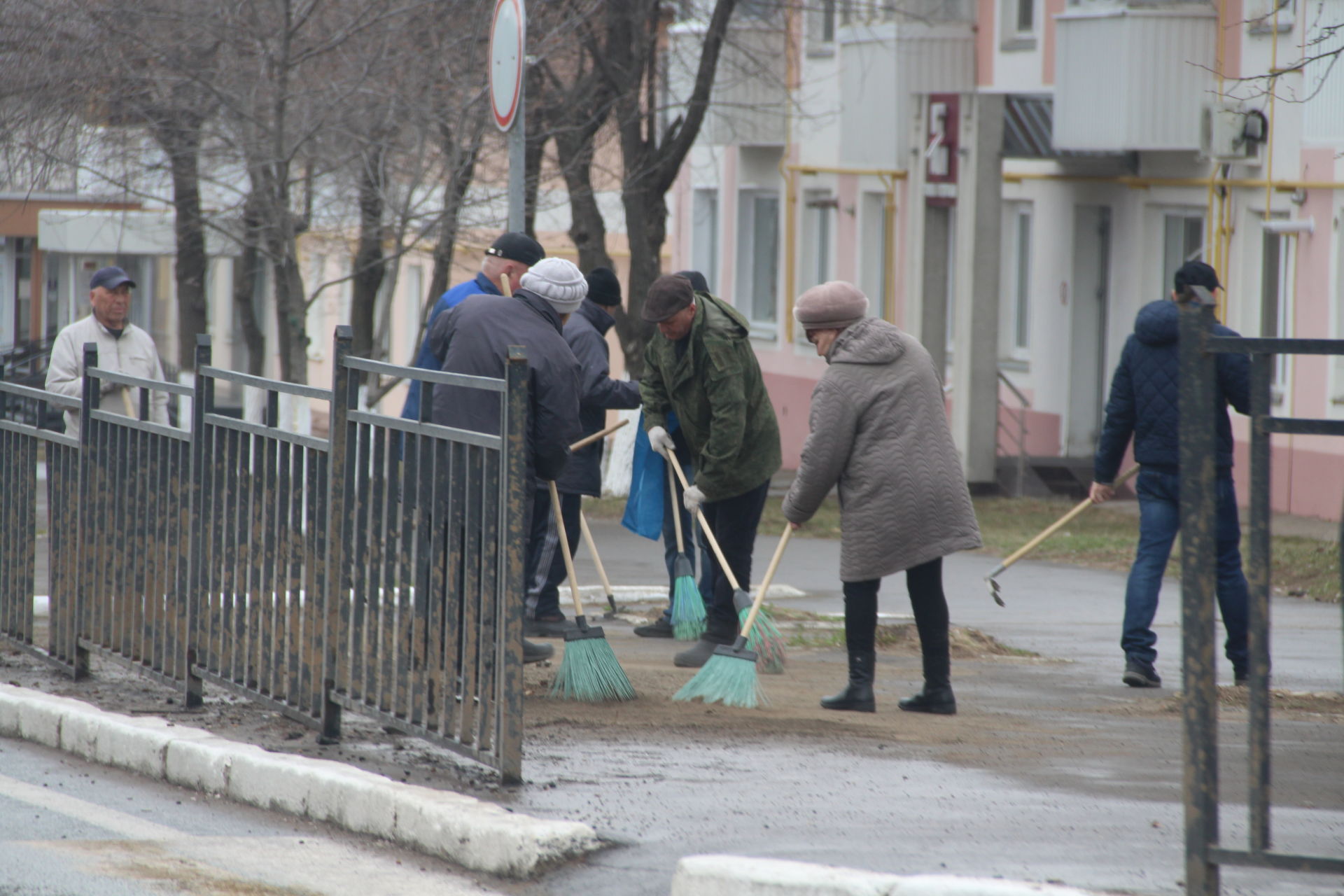 Елабужане вышли на Всероссийский субботник