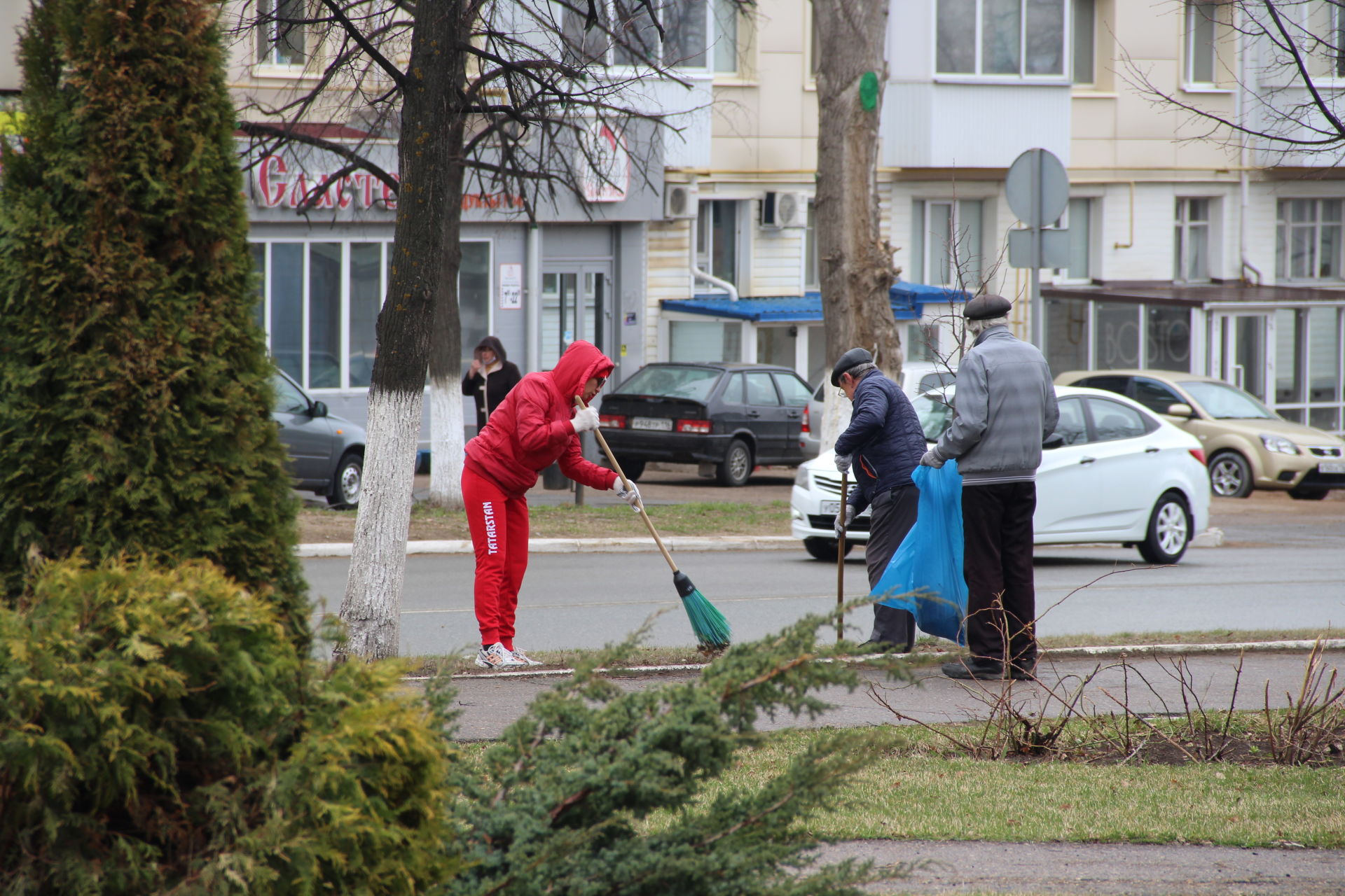 Елабужане вышли на Всероссийский субботник