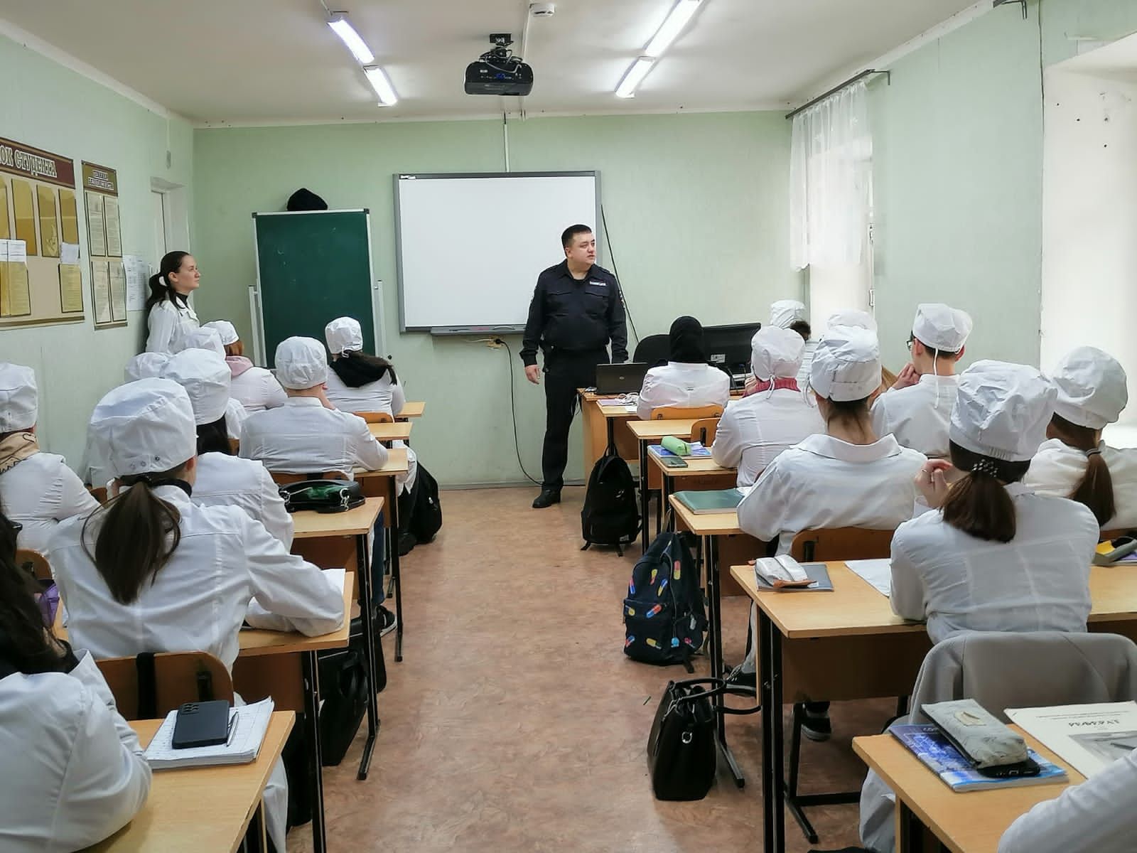 В Елабуге сотрудники ПДН проводят профилактические беседы с учащимися