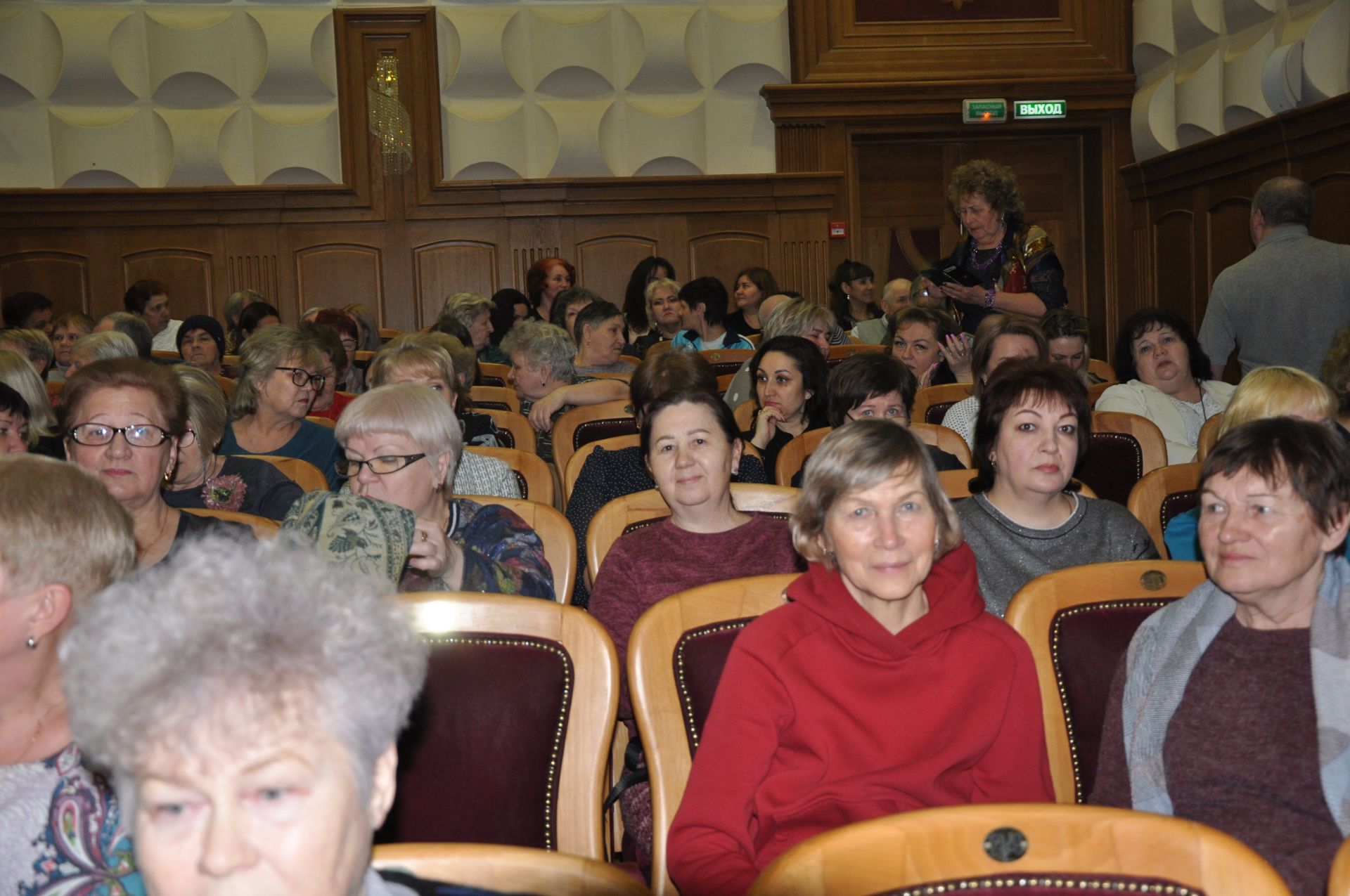 Зал Елабужского ДК переполнен: состоялось торжественное мероприятие к 8 марта