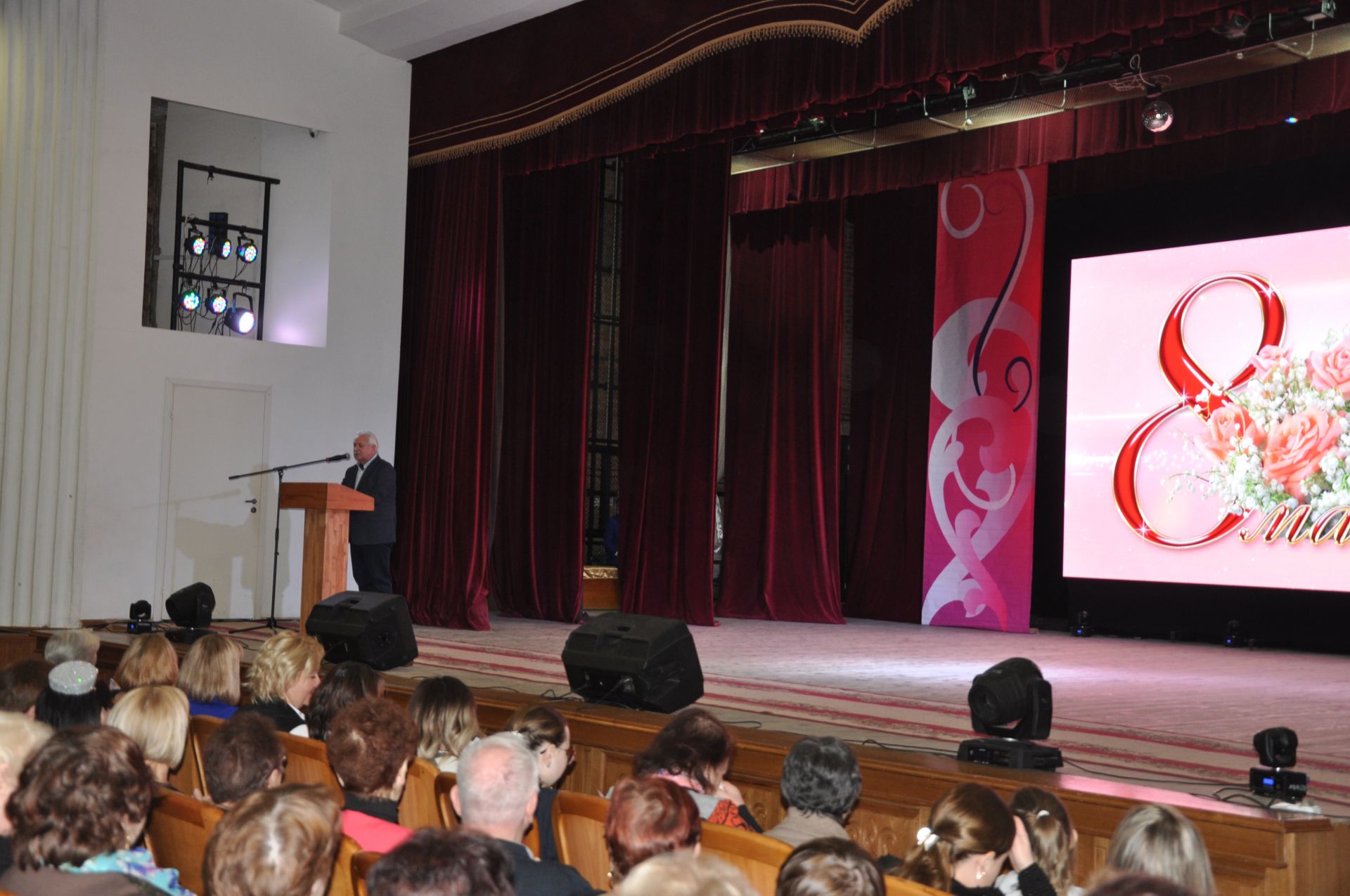 Зал Елабужского ДК переполнен: состоялось торжественное мероприятие к 8 марта