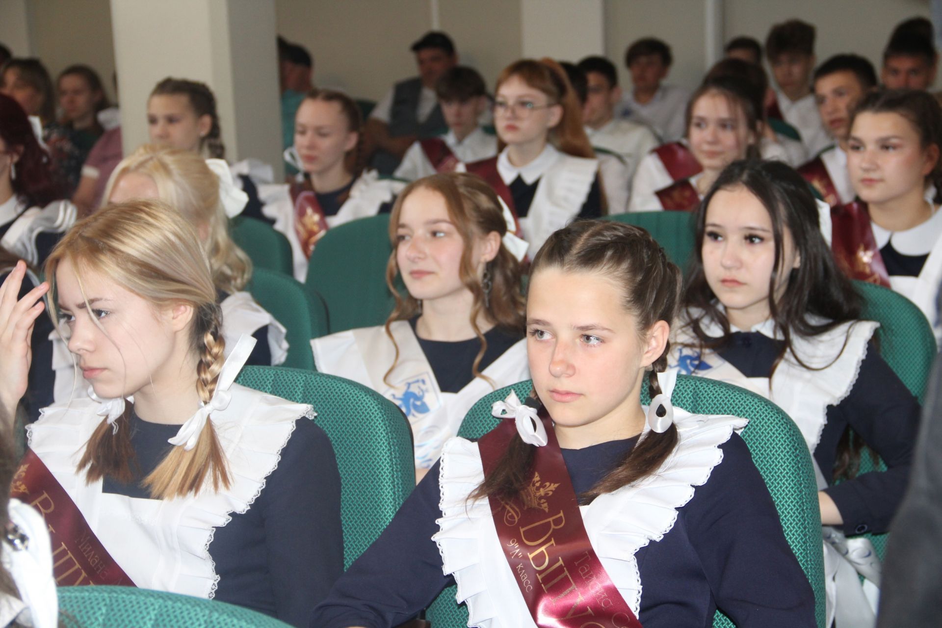 Для 1369 выпускников Елабуги прозвенел последний звонок