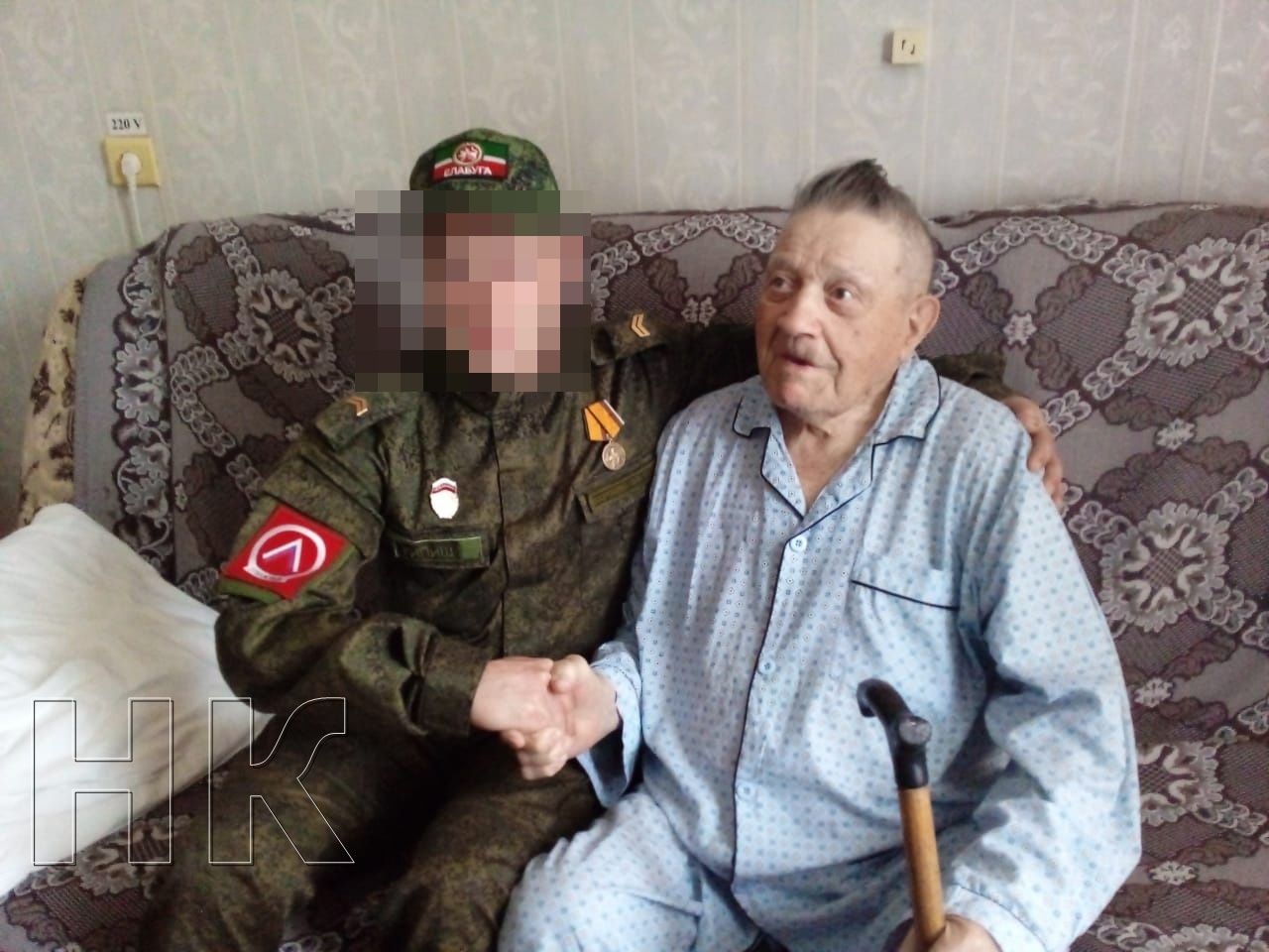 Елабужский боец посетил в больнице ветерана войны, от которого получал письма на зоне СВО