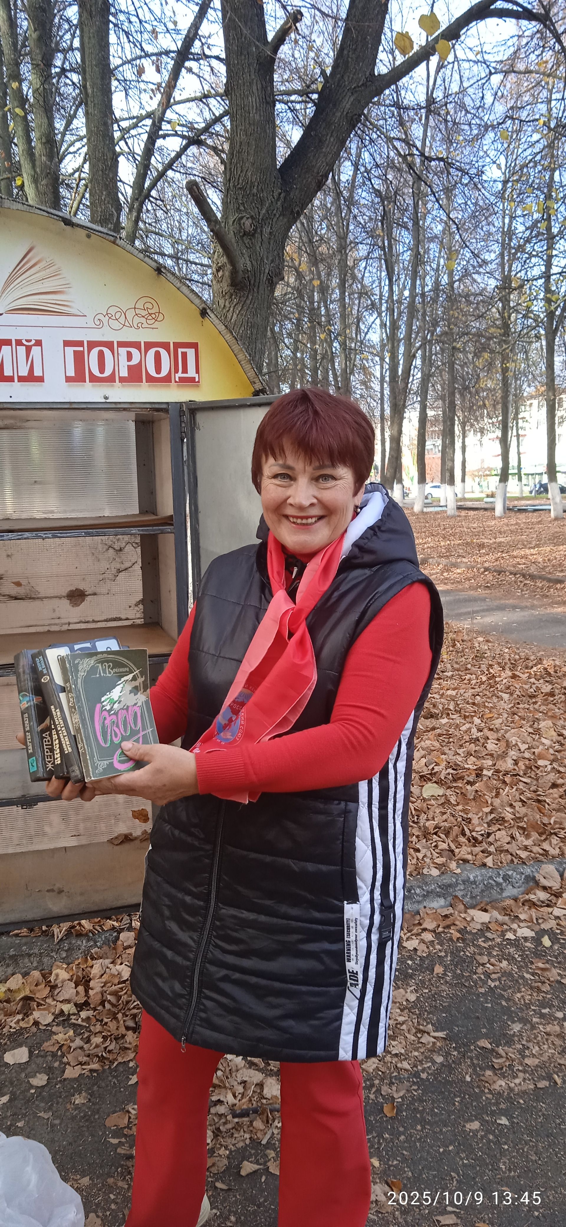 В Елабуге прошла акция «День книгодарения» по инициативе ветеранов комсомола