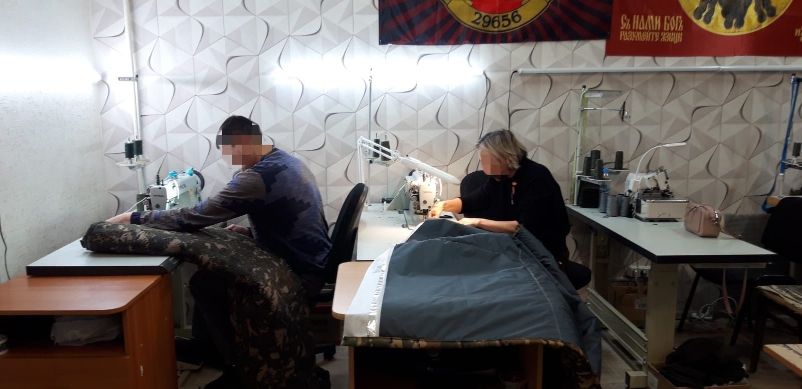 Боец в отпуске помог пошить одеяла для фронта в елабужской мастерской